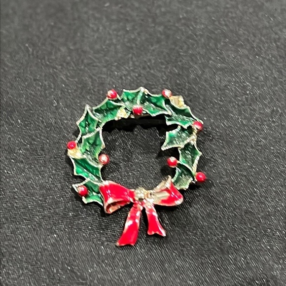 Vintage Christmas holly brooch. - Picture 1 of 2